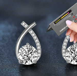 Boucles d'oreilles Moissanite élégantes en forme de larme avec des accents de cristal étincelants pour un usage quotidien romantique et des occasions spéciales - Product Image 1