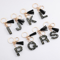 Porte-clés 3D en caoutchouc souple/PVC avec initiale alphabet noire mignonne, pendentif papillon à pompon, pour femmes, filles, cadeaux, sac à main