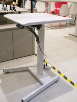 Table d'appoint électrique moderne à moteur unique, panneau en MDF réglable avec revêtement en poudre pour chambres à coucher, table basse