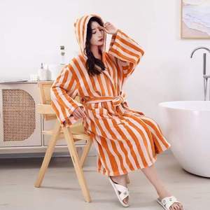 Jubah Mandi Tebal Berukuran Besar Berkerudung Motif Garis Bahan Coral Fleece untuk Musim Gugur/Dingin/Semi, Elegan, Panjang Selutut, Pakaian Tidur Mewah dan Hangat - Product Image 3