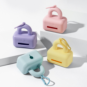 Dispensador de Bolsas para Excrementos de Perro de Silicona Personalizado con Forma de Candado y Mosquetón - Product Image 1