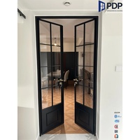 Portes françaises à double battant en aluminium noir à entrée extérieure cintrée avec moustiquaire en fibre de verre pour usage commercial et salle de bain