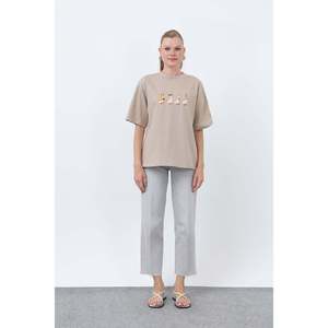 เสื้อยืดผู้หญิงลายเป็ดแบบมินิมอลสวมใส่สบาย เนื้อผ้านุ่ม น้ำหนักเบา สำหรับใส่ทุกวันโดย Soul - สีเบจ - Product Image 2