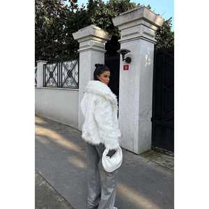 เสื้อแจ็คเก็ตขนเฟอร์สีขาวตกแต่งสไตล์วินเทจ ปิดกระดุมเม็ดเดียว ผ้าเดนิมยาวพิมพ์ลายขนมิงค์และขนฟ็อกซ์ ย้อมสี บุด้วยใยฝ้าย - Product Image 4