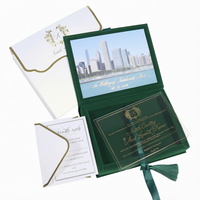Boîte d'invitation de mariage vintage faite à la main avec velours vert foncé, acrylique transparent, monogramme doré personnalisé, boîte en papier
