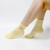 Chaussettes de Pilates antidérapantes en coton avec logo brodé et points de préhension pour femmes, idéales pour le yoga, la barre et l'entraînement en studio
