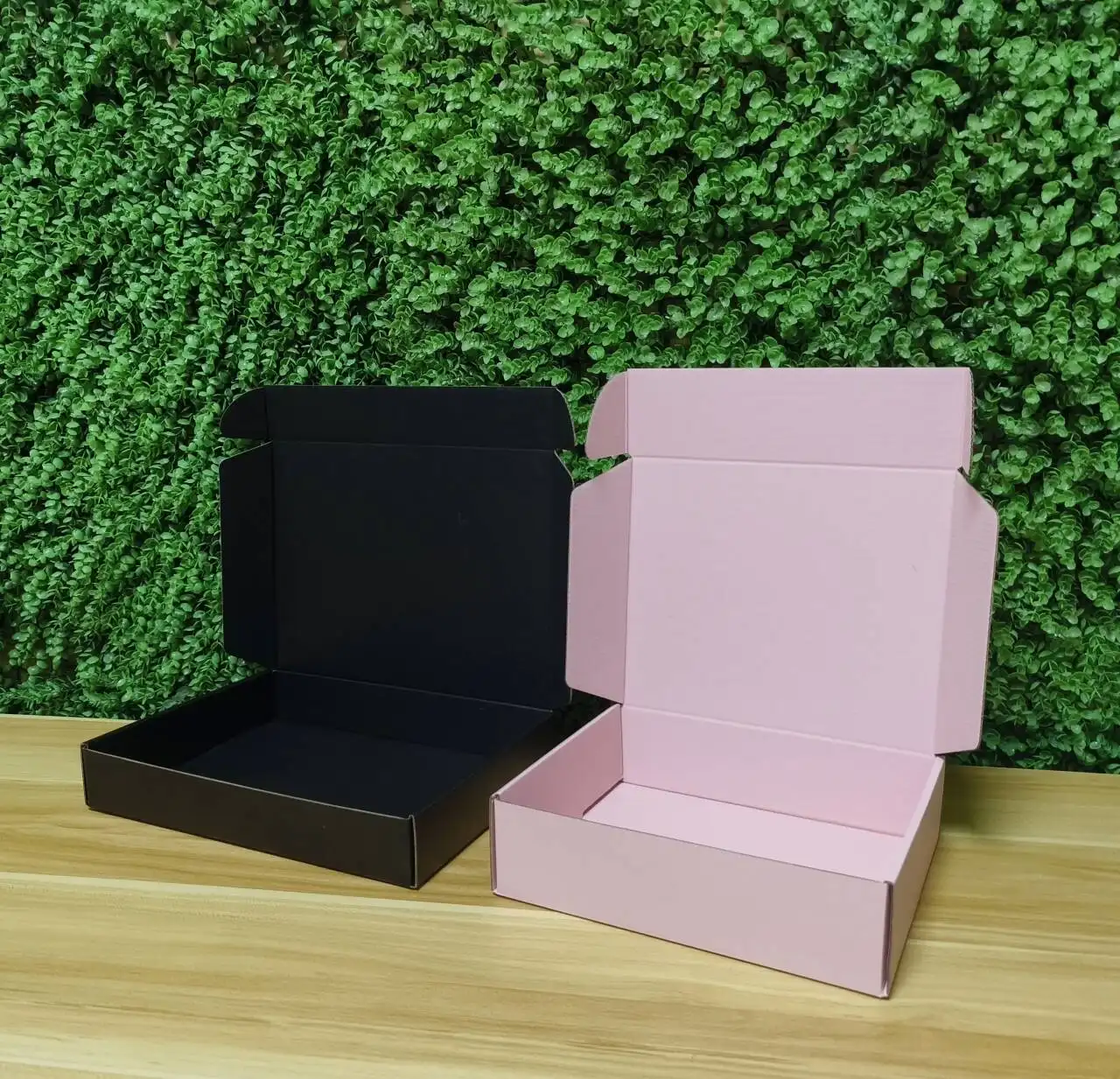 AT PACK FSC Durable Black Corrugated Paper Boxes Embossed Print Pattern for Takeaway Soda Shipping Containers