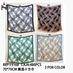 Foulard quadrato fluido 70x70cm stampato, accessorio moda da donna - Product Image 3