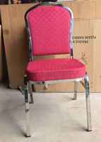 Chaise de banquet empilable en acier inoxydable 304 avec revêtement en tissu rouge pour mariage, hôtel, événement, salle à manger