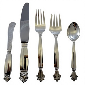 Cette collection de couverts classiques haut de gamme comprend une cuillère à café en forme de larme, une cuillère à soupe pointue et un couteau de table large. - Product Image 1