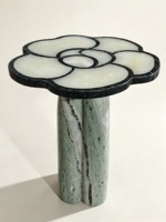 Table d'appoint en marbre vert naturel et onyx blanc en forme de fleur, élégante, artisanale, incrustation de pierres, meubles de luxe pour la maison