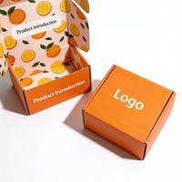 Boîtes d'emballage en papier ligné personnalisées. Boîtes aux lettres en carton ondulé imprimées avec des motifs adaptés à l'emballage des boutiques en ligne.