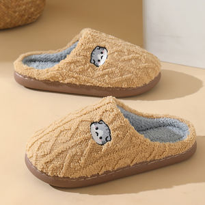 Nouvelles pantoufles tendance pour femmes avec semelle en TPR, doublure en peluche, pantoufles d'intérieur pour femmes, qualité supérieure, vente en gros - Product Image 4