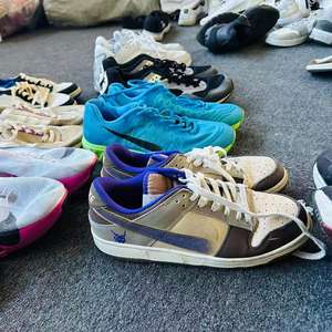 Stock de liquidation, lots de chaussures de <span class=keywords><strong>basket</strong></span>-ball de <span class=keywords><strong>marque</strong></span> chinoise d'occasion, 24 paires par sac, chaussures d'occasion en vrac - Product Image 1