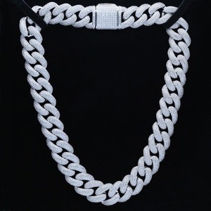 Collier chaîne cubaine de qualité supérieure, serti de pierres étincelantes en moissanite VVS, bijou de luxe disponible à la vente - Product Image 5