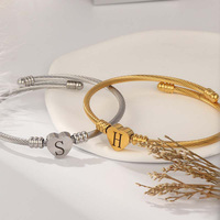 Bracelet extensible en acier inoxydable pour femme XM avec breloque cœur et gravure, bracelet en fil métallique pour femme avec 26 lettres gravées