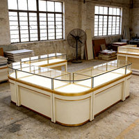 Comptoir de présentation de bijoux de luxe avec cadre doré et vitrine verrouillable, éclairage LED pour magasin de détail et salle d'exposition