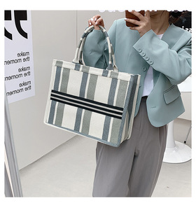 حقائب يد عصرية صغيرة مخصصة عالية الجودة فاخرة للسيدات حقائب كتف مع شعار مطبوع مخصص - Product Image 2