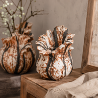 Vas Keramik Karamel dengan Pinggiran Kelopak Berkerut, Glasir Reaktif Bermotif Marmer, Vas Bunga Skulptural untuk Dekorasi Rumah Bergaya Rustic Vintage