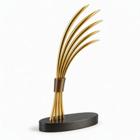 Reed Metall-Trophäe Poliertes Gold Vertikale Streifen Tailliert Hohlkern Gravierbarer Anpassbarer Preis Tragbar Muttertag Neujahr