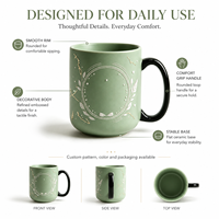 Tasse en grès minimaliste et sereine, couleur céladon, côtelée, avec motif de couronne en filigrane de cœur en or blanc en relief, anse polie couleur jet, pour la pause thé de l'après-midi