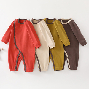 Pijamas de Bebé Coreanos Rojos de Color Sólido sin Costuras con Botones, Diseño Personalizado, Algodón Orgánico Ignífugo - Product Image 1