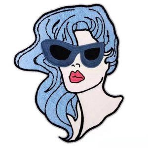 Patch brodé en <span class=keywords><strong>chenille</strong></span> Pop Art Tête de Femme, avec cheveux bleus, lunettes de soleil et lèvres rouges, pour veste en jean, sac et vêtements pour femme - Product Image 1