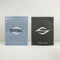 Sacs en plastique noir mat personnalisés pour l'emballage des vêtements, sacs givrés noirs pour vêtements avec face transparente