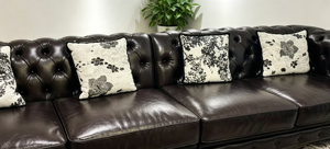 Sofá Chesterfield de Cuero Genuino con Respaldo Acolchado y Brazos Acolchados, 3 Plazas, Color Marrón Oscuro, Moderno y Lujoso, Personalizable para Sala de Estar - Product Image 3