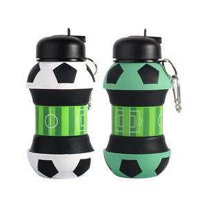 Botella de Agua Plegable de Silicona con Mosquetón, Taza Deportiva para Exteriores Resistente a Caídas y Fugas, Estilo Fútbol Blanco y Negro - Product Image 1
