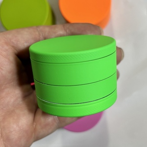 2025 yeni tasarım özel logo karanlıkta kızdırma sigara aksesuarları seramik yapışmaz kaplı kuru ot tütün değirmeni - Product Image 3