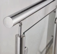 Poteaux de rampe d'escalier modernes en acier inoxydable de l'usine de Foshan, colonnes carrées pour villas, tailles personnalisables