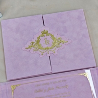 Pochette d'invitation pliante en velours lavande avec monogramme personnalisé en acrylique couronne dorée pour Quinceañera, Sweet 15, et invitation de mariage de luxe
