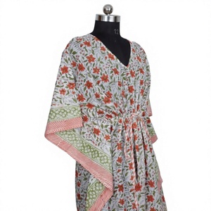 Vestido Kaftán Midi Informal para Mujer, Hecho a Mano en India, de Algodón Transpirable y Lavable, con Estampado Floral Vintage Romántico, Cuello en V, Corte Ajustado y Natural - Product Image 5