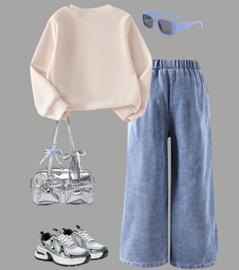 Completo Casual Primaverile 2026 per Bambina: Felpa Beige a Maniche Lunghe con Fiocchi Leopardati e Jeans a Gamba Larga - Product Image 2