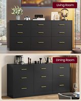 Commode moderne avec 9 tiroirs et poignées en barre dorée, finition MDF noir mat et base en plinthe encastrée