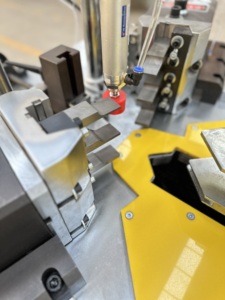 เครื่องเชื่อมมุมอัตโนมัติแบบโรตารี่ระดับพรีเมียมสำหรับการผลิตประตูและหน้าต่างอลูมิเนียม - Product Image 3