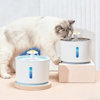 Distributeur d'eau pour animaux de compagnie de 2,4 L avec cartouche filtrante détachable et petite buse en forme de fleur, alimenté par USB/AC, bols pour chiens et chats