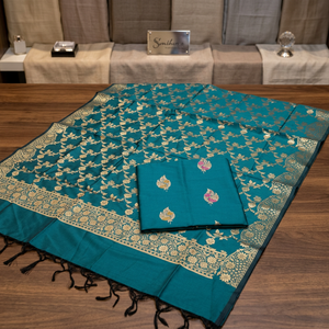 Ensemble trois pièces en tissu de soie Katan avec tissage Zari et Meena, tissu riche et tissé, idéal pour les occasions festives et les mariages. - Product Image 4