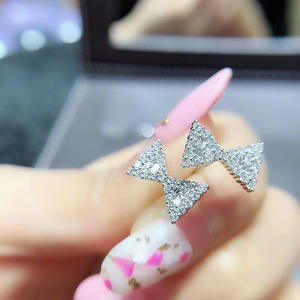 E1714 Orecchini in oro bianco con diamanti da donna, taglio triangolare, gioielli di lusso naturali e raffinati - Product Image 4