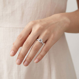 Bague solitaire en or blanc massif 18 carats avec halo de diamants naturels, style tendance exclusif, sans pierre principale, cadeau de fiançailles pour femme - Product Image 6