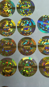 Etiqueta Holográfica Redonda Dorada con Logotipo Universitario Personalizado y Código de Barras con Número de Serie - Product Image 5