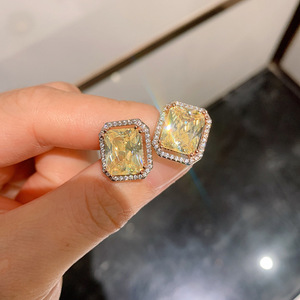 Orecchini a Perno con Cristalli Taglio Smeraldo, Placcati in Oro Rosa 18K, Design Geometrico di Lusso per Uso Quotidiano Femminile - Product Image 1