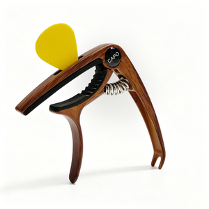 Capo Multifunción para <span class=keywords><strong>Guitarra</strong></span> - Capo de Aleación de Zinc con Diseño de Madera, Ranura para Púa y Extractor de Cuerdas para <span class=keywords><strong>Guitarra</strong></span> Acústica/Eléctrica, Ukelele - Product Image 1