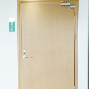 L'hotel utilizza porte in legno ignifughe e porte in legno insonorizzate. Sono entrambi belli e pratici. - Product Image 6
