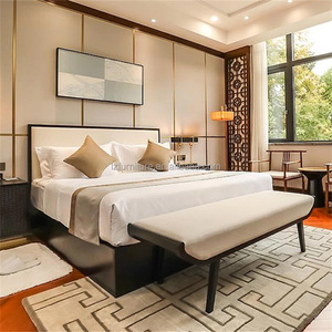 ชุดเฟอร์นิเจอร์ห้องนอนโรงแรมระดับ 3 ดาว ราคาประหยัด พร้อมหัวเตียงหุ้มเบาะ เตียงคิงไซส์ โต๊ะข้างเตียง และออตโตมัน - Product Image 1