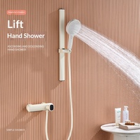 Ensemble de douche de luxe au style épuré, avec design minimaliste moderne, mitigeur mural, jet de massage/bulles et pluie