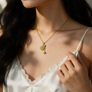 Collier personnalisé avec logo, en acier inoxydable plaqué or 18 carats, résistant à l'eau et inaltérable, motif gourde, pour femme - Product Image 4