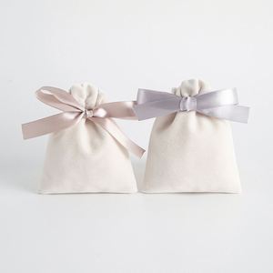 Sac en velours flanelle blanc cassé à cordon de serrage, doux et agréable pour la peau, imprimé en 3D, en stock, vente en gros - Product Image 3