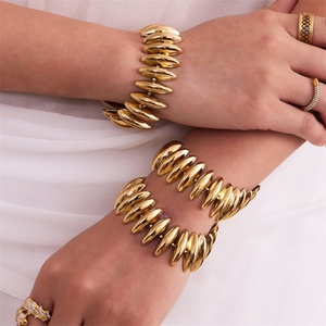 Vente en gros de nouveaux ensembles de bijoux pour femmes en acier inoxydable plaqué or 18 carats pour mariage, fiançailles et fêtes - Product Image 6
